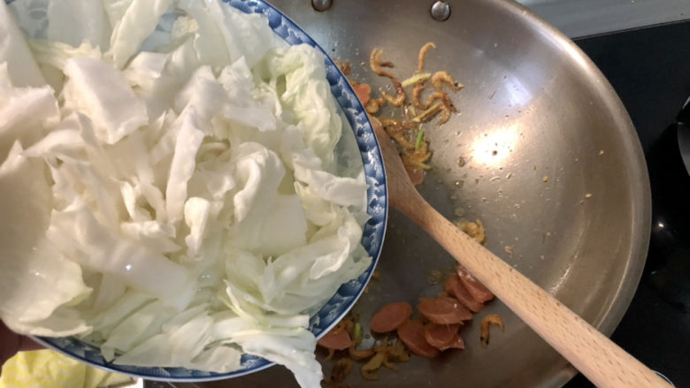 白菜豆腐汤,转中火,下白菜梗翻炒到微微变软出水
