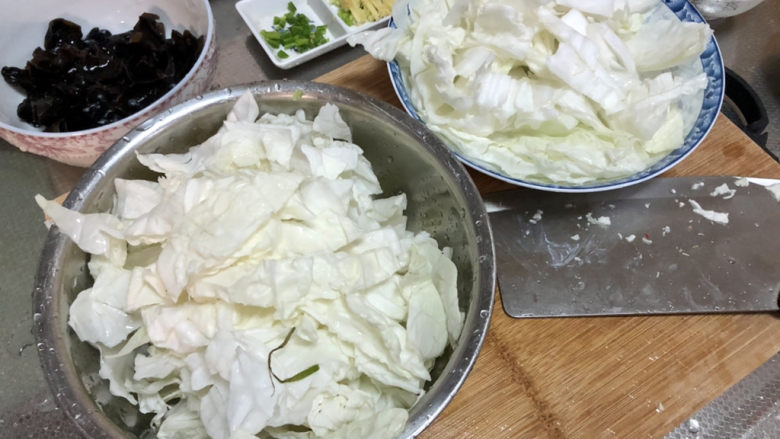 白菜豆腐汤,白菜梗拍一下片刀切段,白菜叶切片