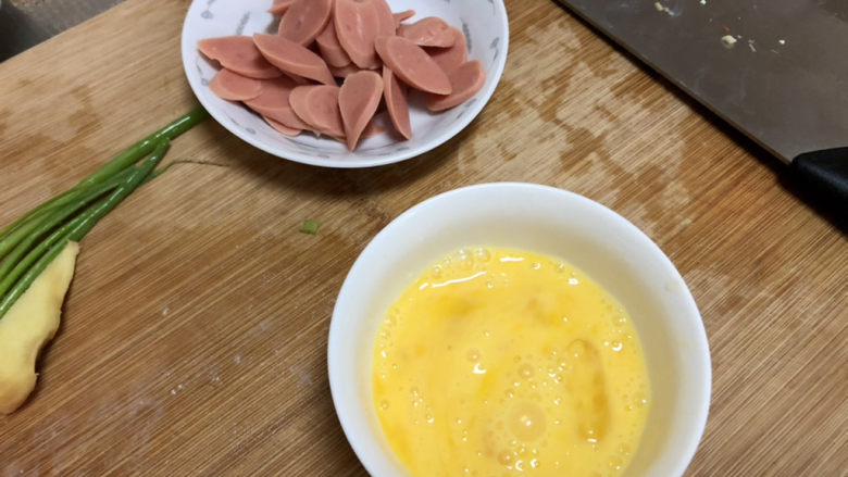 白菜豆腐汤,鸡蛋打散,火腿肠切片