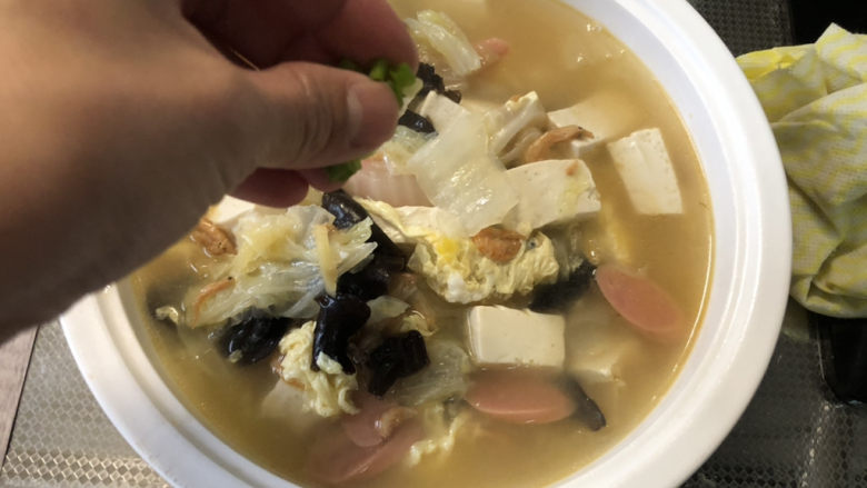 白菜豆腐汤,装盘,撒上葱绿末,上桌
