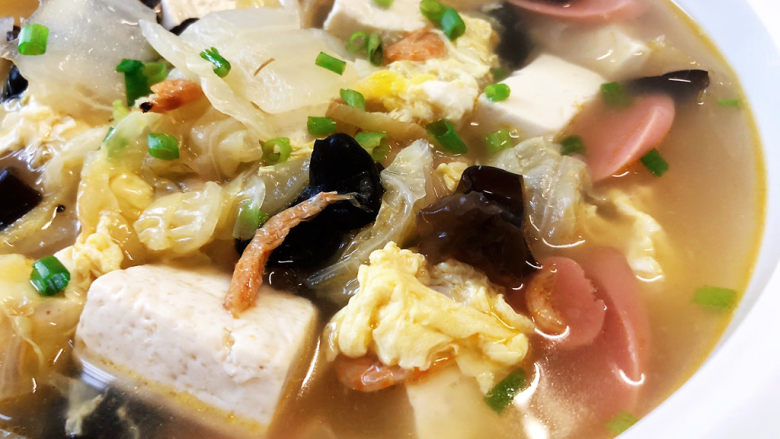 白菜豆腐汤,这道白菜豆腐汤,做法简单,汤汁鲜美,营养又健康,很适合干燥的秋日食用,喜欢的小伙伴们一起来试试吧😄