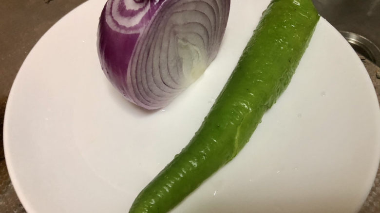 洋葱炒肉片,洋葱剥去外皮洗净,青椒去蒂去籽洗净