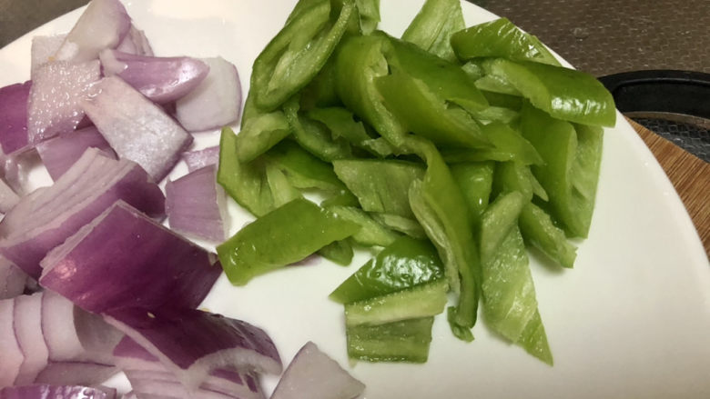 洋葱炒肉片,青椒切小块,