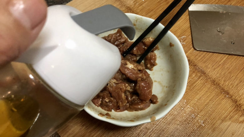 洋葱炒肉片,再加入少许食用油，搅拌均匀，把水分锁住