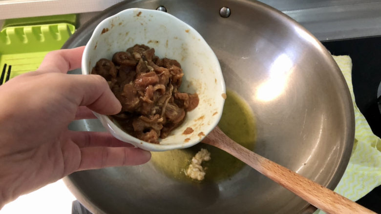 洋葱炒肉片,热锅冷油,下肉片,小火,滑炒断生变色
