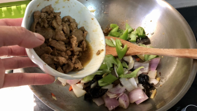 洋葱炒肉片,下肉片,翻炒半分钟