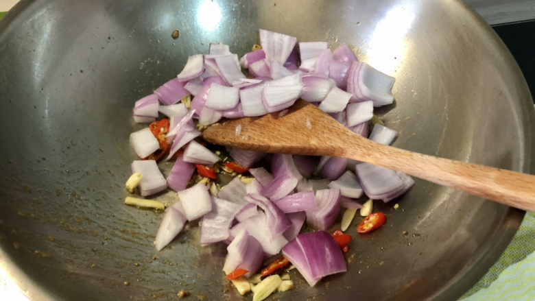 洋葱炒肉片,转中火,下洋葱,煸炒到洋葱变软