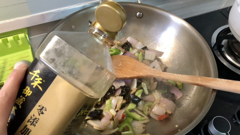 洋葱炒肉片,调味:一汤匙生抽翻炒均匀