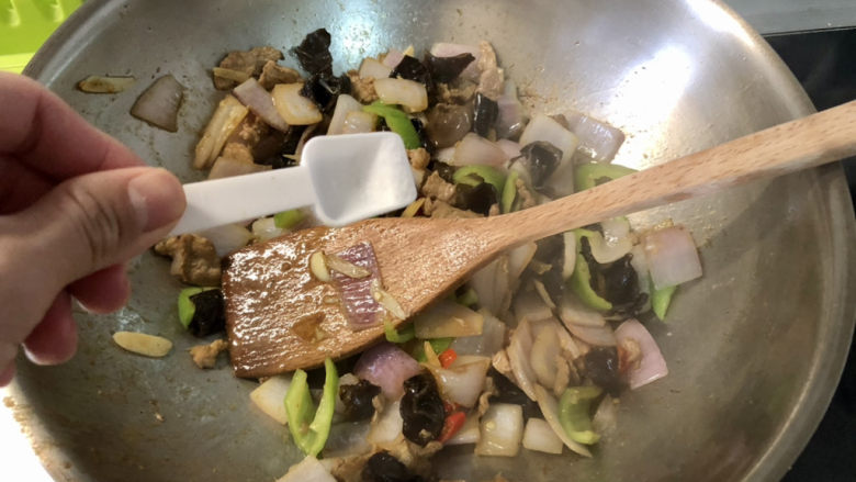 洋葱炒肉片,尝下咸淡,根据个人口味添加少许盐,翻炒均匀出锅