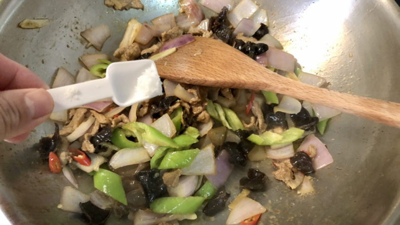 洋葱炒肉片,半茶匙白糖,翻炒均匀