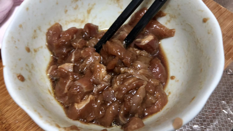 洋葱炒肉片,腌制10分钟