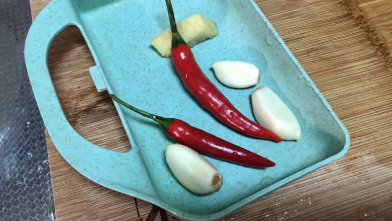 洋葱炒肉片,准备配菜:蒜剥皮,小米辣姜洗净