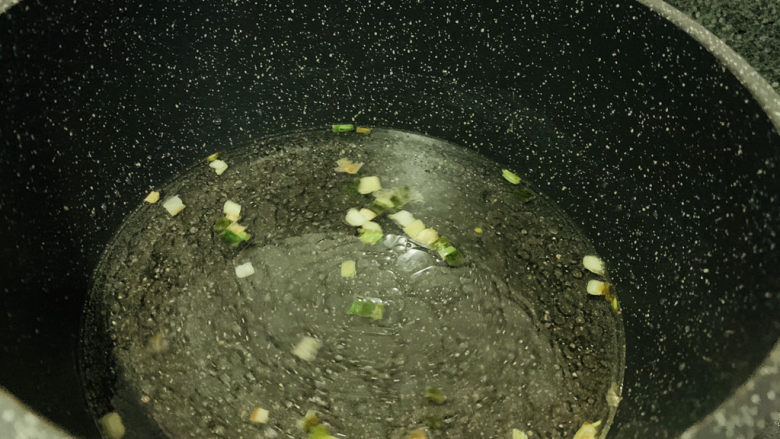 面线糊,葱粒一定要炒香后,才能加水,这样的汤汁味道才好