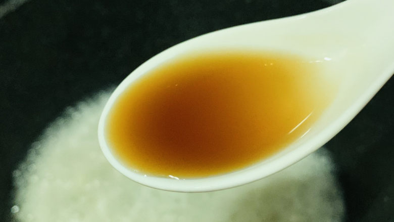 面线糊,滴些<a style='color:red;display:inline-block;' href='/shicai/ 718'>料酒</a>,快速搅拌均匀调料