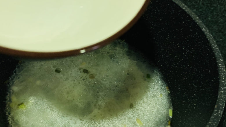 面线糊,煮一会,觉得太浓,可以再加些清水