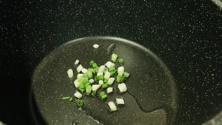 面线糊,锅加食用油,加葱粒