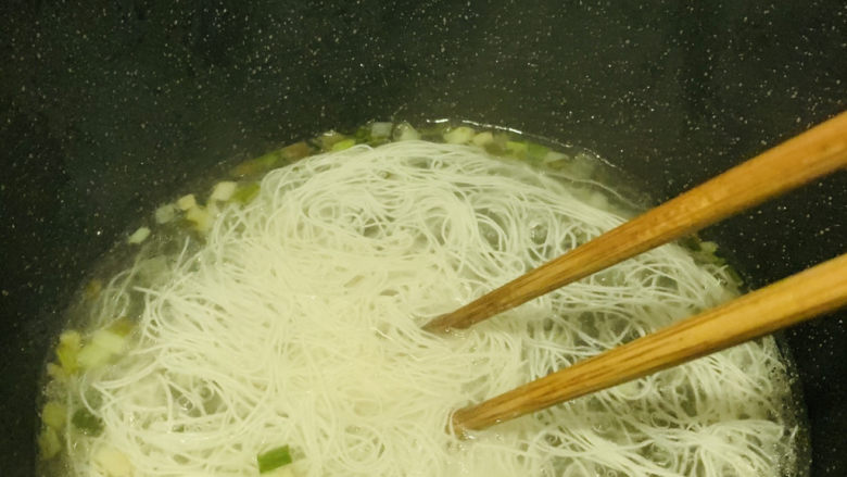 面线糊,用筷子将线面搅散,避免糊底