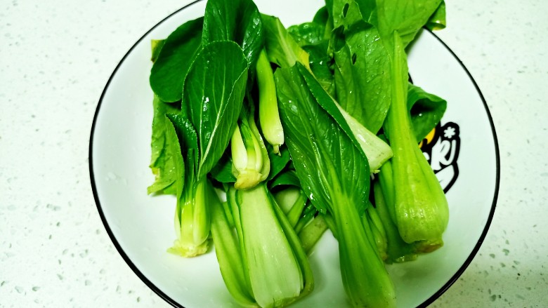 带鱼青菜拌面,<a style='color:red;display:inline-block;' href='/shicai/ 3340'>上海青</a>清洗干净