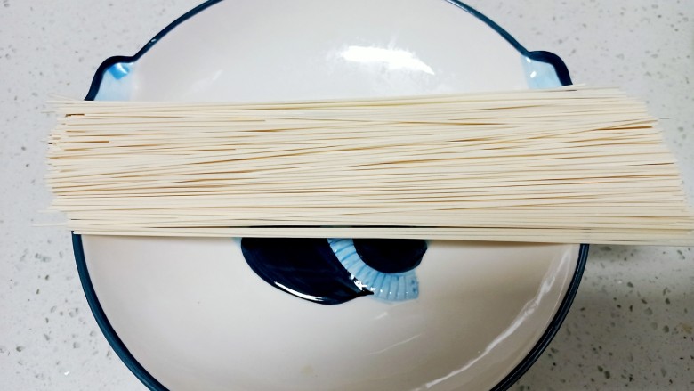 带鱼青菜拌面,干面条准备好