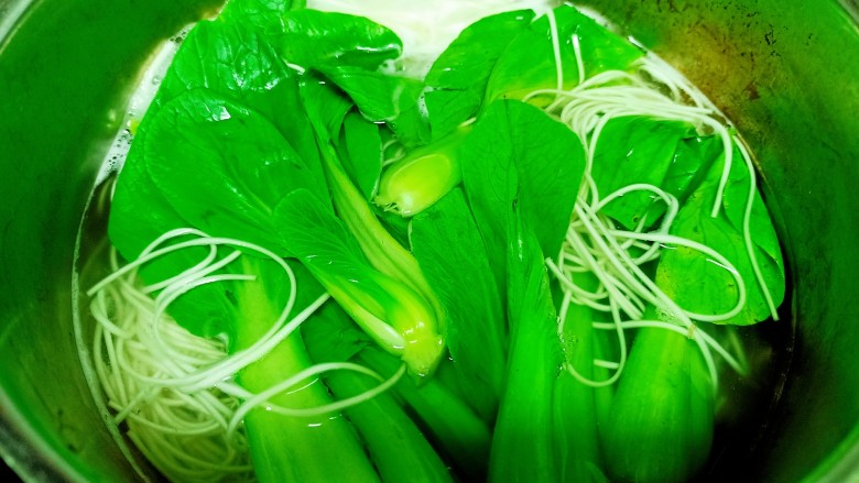 带鱼青菜拌面,上海青煮至断生