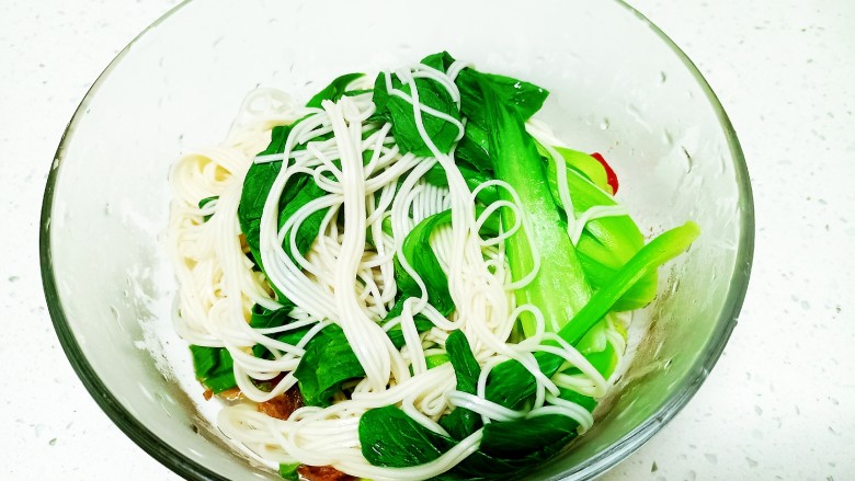 带鱼青菜拌面,<a style='color:red;display:inline-block;' href='/shicai/ 3349'>蒜苗</a>切碎 红辣椒切圈放入玻璃碗中 ,将面条和上海青捞入玻璃碗中