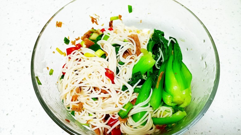 带鱼青菜拌面,搅拌均匀