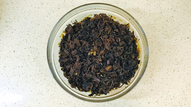 梅干菜肉包,装入已经腌制入味的肉馅上,淋入食用油