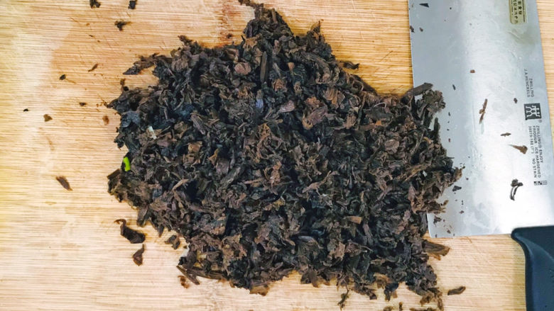 梅干菜肉包,移至案板上,切切碎