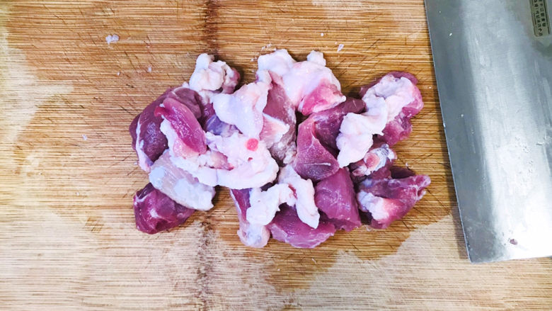 梅干菜肉包,发酵面团的时候,准备馅料,先将猪肉酱腌一下,肥瘦相间的猪肉,切成块