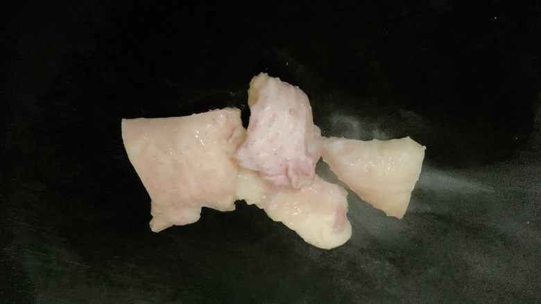 魔芋烧鸭,将鸭肉洗净,改刀成小块,片下肥油的部分,入锅中中小火慢慢煸炒出鸭油,然后将其弃用。
