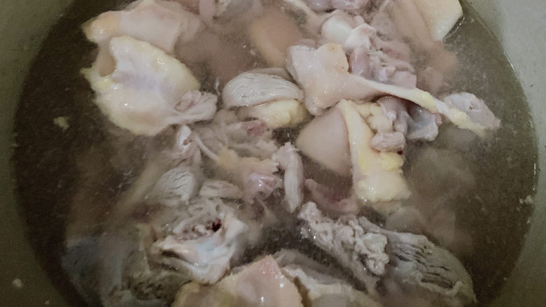 魔芋烧鸭,煸炒的过程,将鸭肉入热水中汆烫煮出杂质,血水,去去腥味,然后捞出备用。