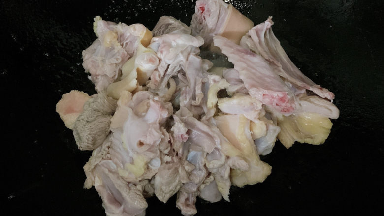 魔芋烧鸭,加入汆烫好的鸭肉块,中火快炒。