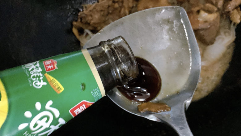 魔芋烧鸭,出锅前再加适量蚝油,翻炒均匀出锅