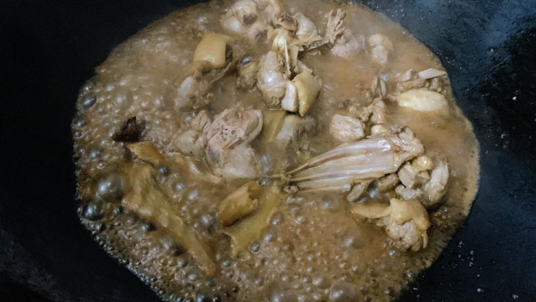 魔芋烧鸭,调好酱汁后,翻炒均匀,转小火上盖焖煮20分钟以上。中途适度查看锅中汁水是否充沛,可适当加些清水。