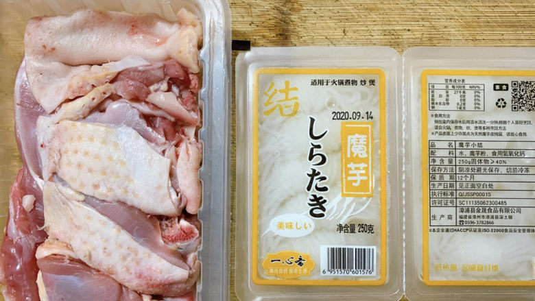 魔芋烧鸭,食材如图,所示示意。一份番鸭肉,一盒<a style='color:red;display:inline-block;' href='/shicai/ 33'>魔芋</a>丝(结)