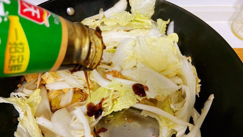 白菜豆腐汤,加入适量<a style='color:red;display:inline-block;' href='/shicai/ 721'>蚝油</a>炒均匀。然后加入适量的水大火烧开,改中火,加入合适的盐,盖锅盖炖煮15~20分钟,这时改小火炖。