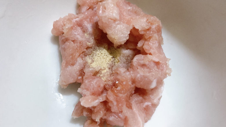 肉末炖豆腐,将剁好的肉沫中,加入适量胡椒粉