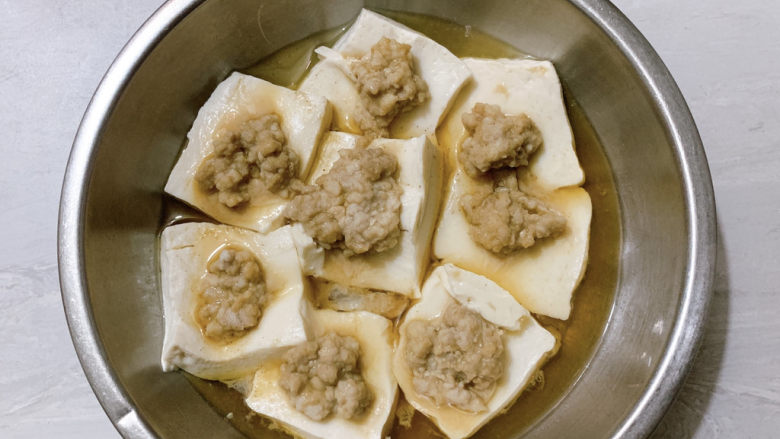 肉末炖豆腐,入锅蒸个5~6分钟,主要保证肉沫成熟即可