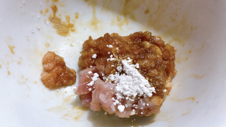 肉末炖豆腐,以及适量淀粉,搅拌均匀