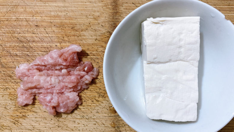 肉末炖豆腐,食材如图，所示示意。