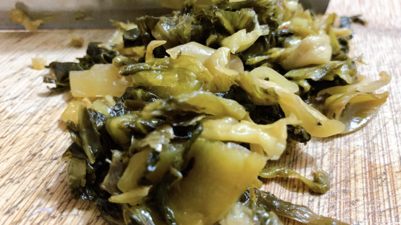 酸菜肉丝面,酸菜已经是炒成熟的,所以只要切成小段即可。
