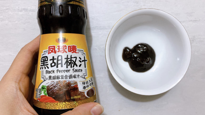 黑胡椒土豆泥,调个酱汁:一小勺<a style='color:red;display:inline-block;' href='/shicai/ 5154'>黑胡椒汁</a>(这款是带盐味的,基本上是配好味道的)