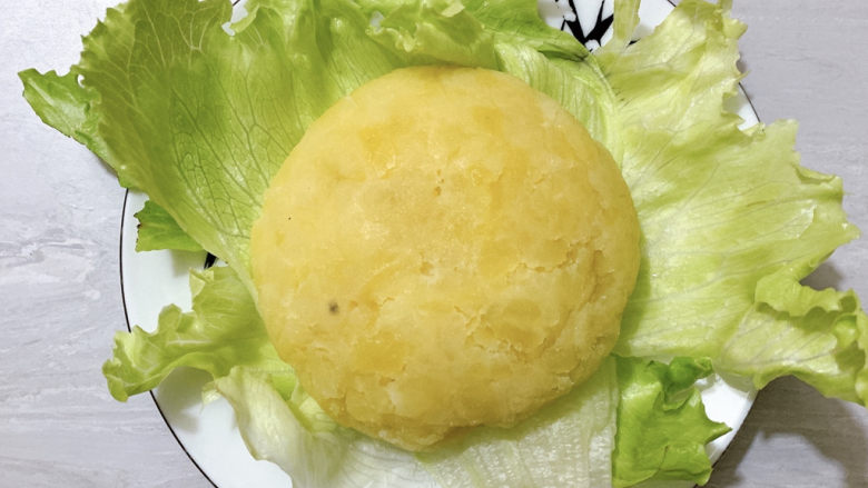 黑胡椒土豆泥,奖土豆泥按压出个形状,置于生菜之上。