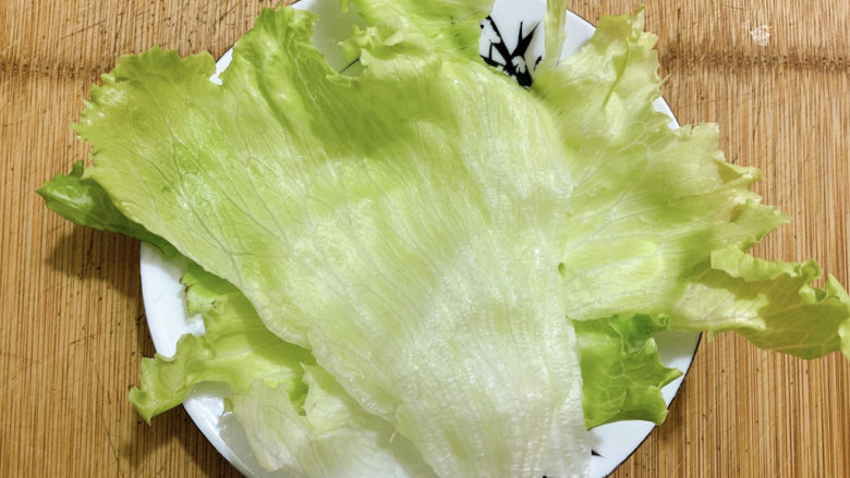 黑胡椒土豆泥,取几叶结球生菜,冲洗干净,垫在盘中