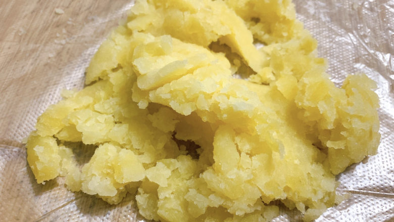 黑胡椒土豆泥,用刀轻捻按压成土豆泥,如果是给小朋友吃的还可以过筛,口感会更细腻。
