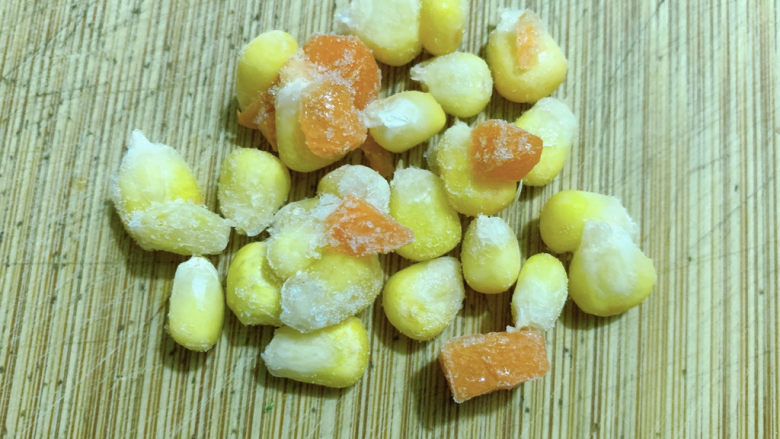 黑胡椒土豆泥,取适量玉米胡萝卜丁(没有可不加)