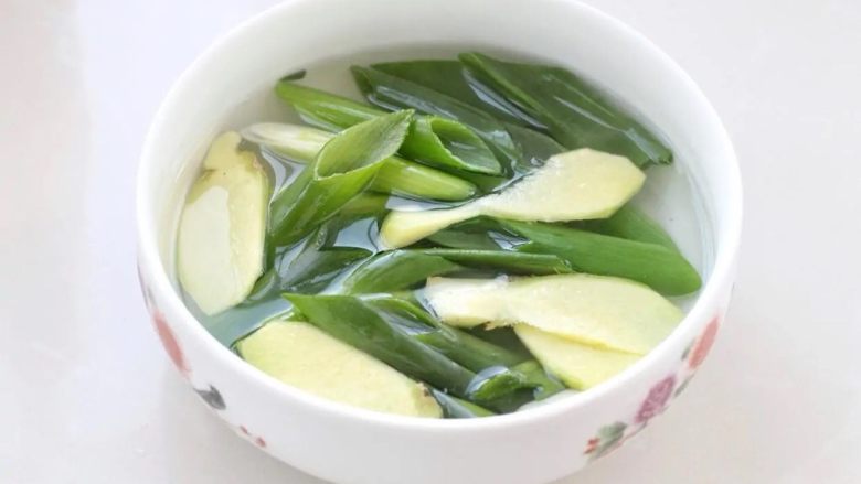 酸辣馄饨,将两根葱切成小段,再切5-6片姜,一同放进碗中加入沸水浸泡半小时以上。