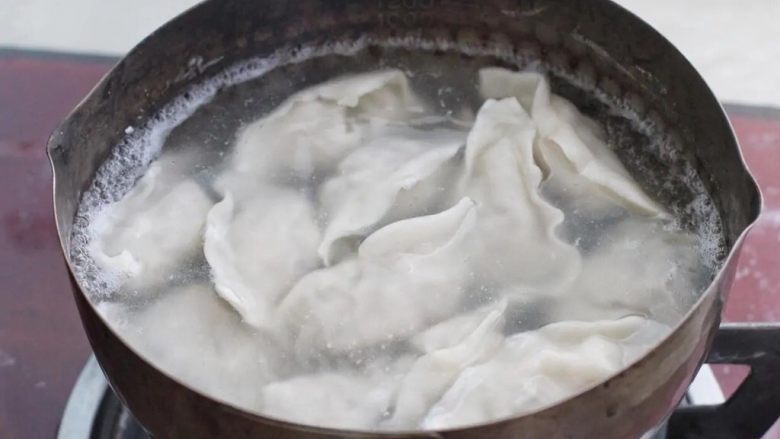 酸辣馄饨,锅中添水烧至沸腾,下入馄饨煮熟。吃多少煮多少,剩余的可以冷冻保存。