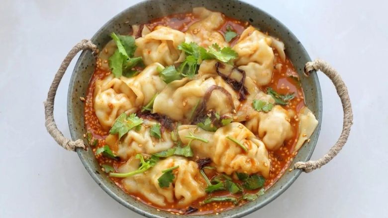 酸辣馄饨,舀一勺煮馄饨的汤倒进碗中搅拌均匀,再放入煮好的馄饨,撒<a style='color:red;display:inline-block;' href='/shicai/ 131'>香菜</a>段拌匀即可。