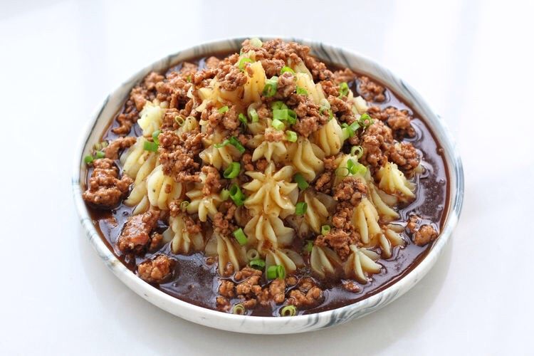 黑胡椒土豆泥,将煮好的酱汁均匀的淋倒在土豆泥上,然后撒上葱花即可。